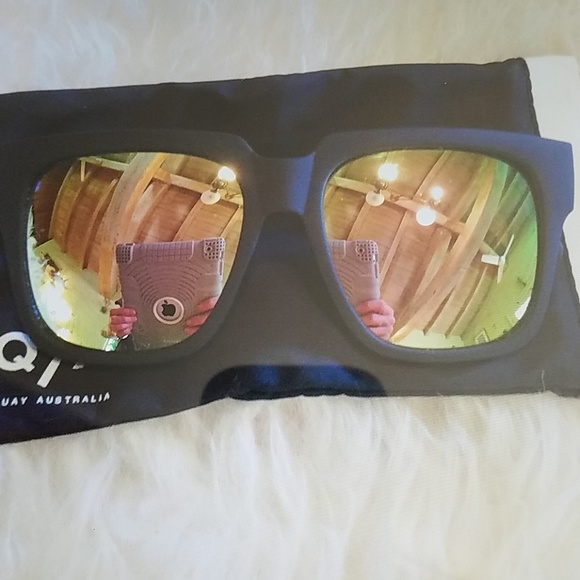 1 left! Quay on the prowl pink mirror sunnies - Picture 2 of 4